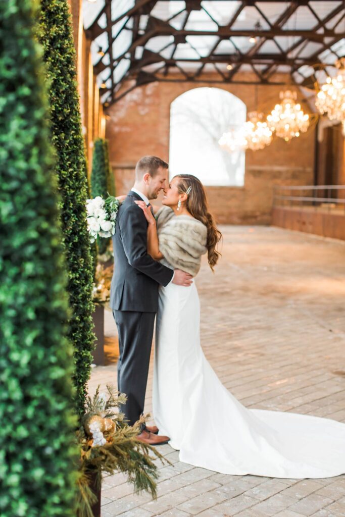 Chicago wedding couple posing in the Sculpture Garden