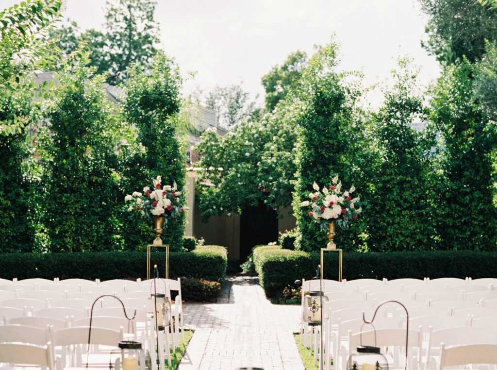 Outdoor wedding ceremony at The Parador in Houston's museum district